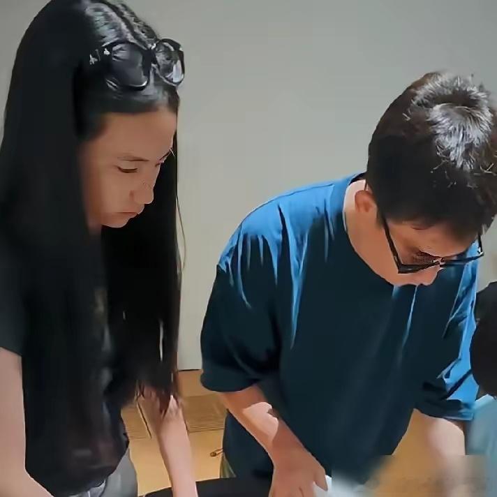 黄磊家三个孩子，愣是没一个长得像平均分配的。大女儿黄多多20岁，五官脸型完全复刻