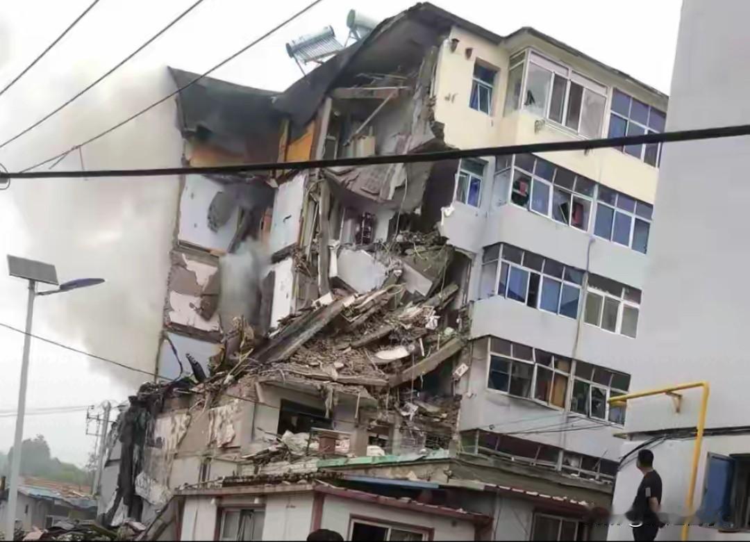 居民楼清晨爆炸坍塌：烟火里的安全隐患最戳共鸣辽宁葫芦岛一居民楼清晨发生爆炸