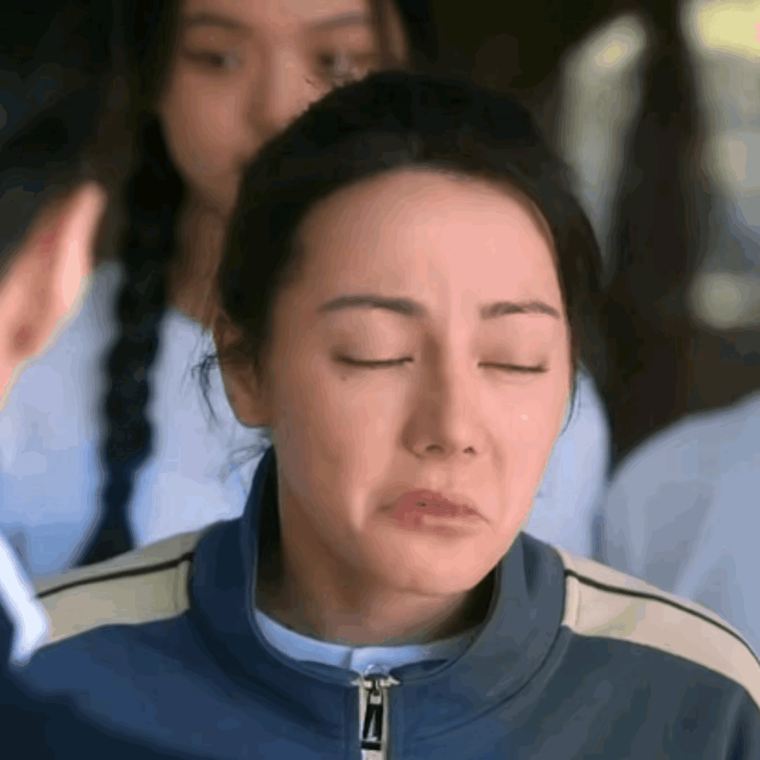 热巴这张扭脖子的截图直接笑喷，很难想象这么灵动的喜剧感，居然是周星驰一眼挖出来的
