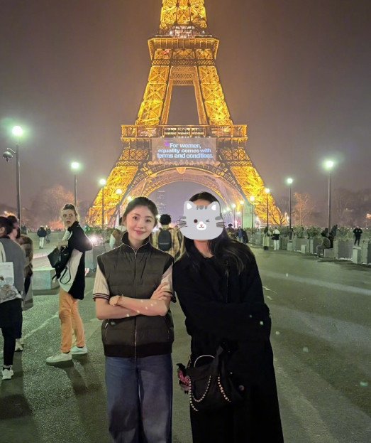 网友在巴黎铁塔偶遇刘浩存网友夜游巴黎铁塔偶遇刘浩存，穿了短袖抱着胳膊，注意保暖