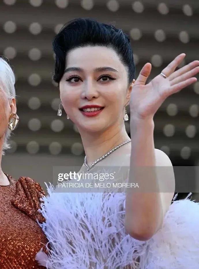 一度不敢相信这个是范冰冰，国外生图直出无精修。想起了那句话，所有女星最后都会成为