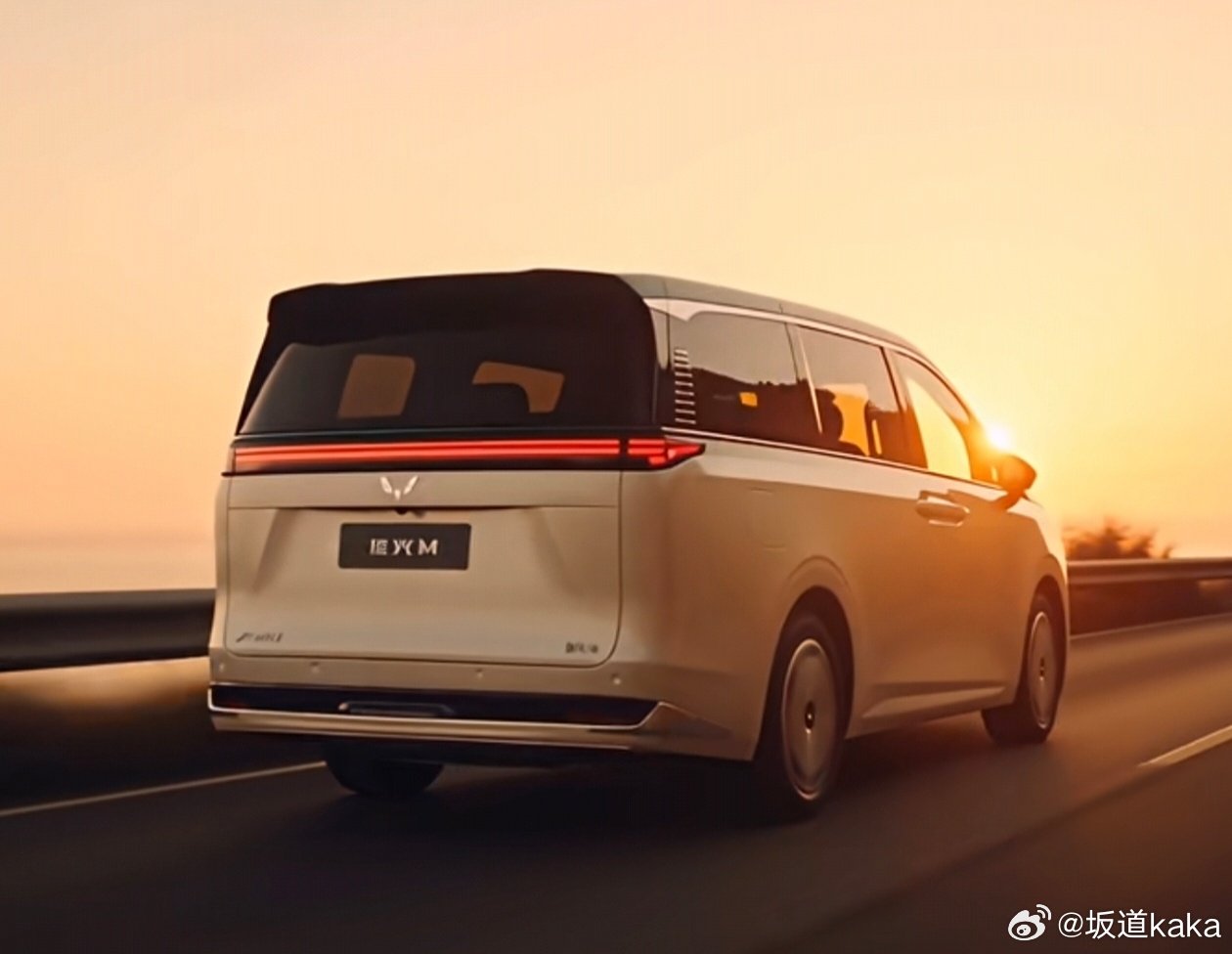 我觉得路人随手拍的五菱星光M侧面。比官方用AI跑出来的效果图更好看，更修长，更有高端MPV的味。话不