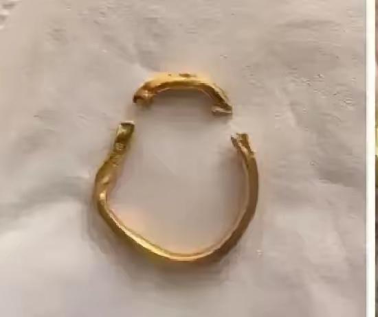 公公早上遛弯买菜，在草丛里捡了个金灿灿的圈，回家被儿媳一剪刀下去，断面蹦出“2足