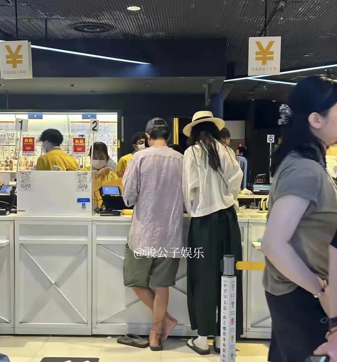 陈冠希与妻女在东京逛街，他的衣服虽然有些褶皱，脚踩人字拖，却展现出一种轻松自在的