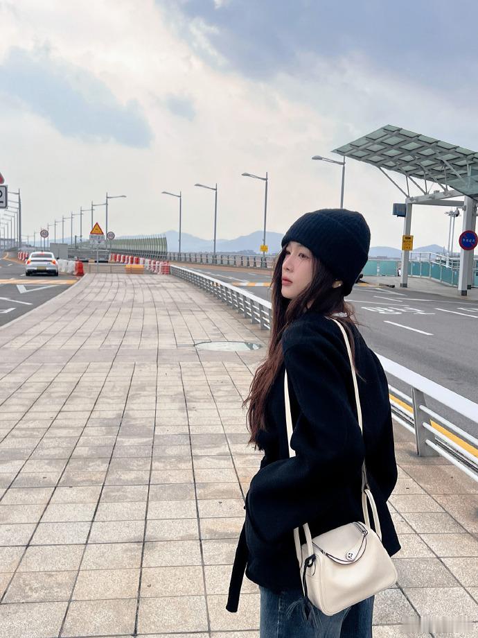 吴宣仪阴天随拍，完全就是冷帽女神啊，太米咯