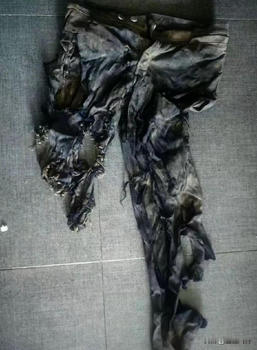 新疆遭泥石流卷走的母子俩已经被找到，牛仔裤都烂了，可想而知两人有多么支离破碎…