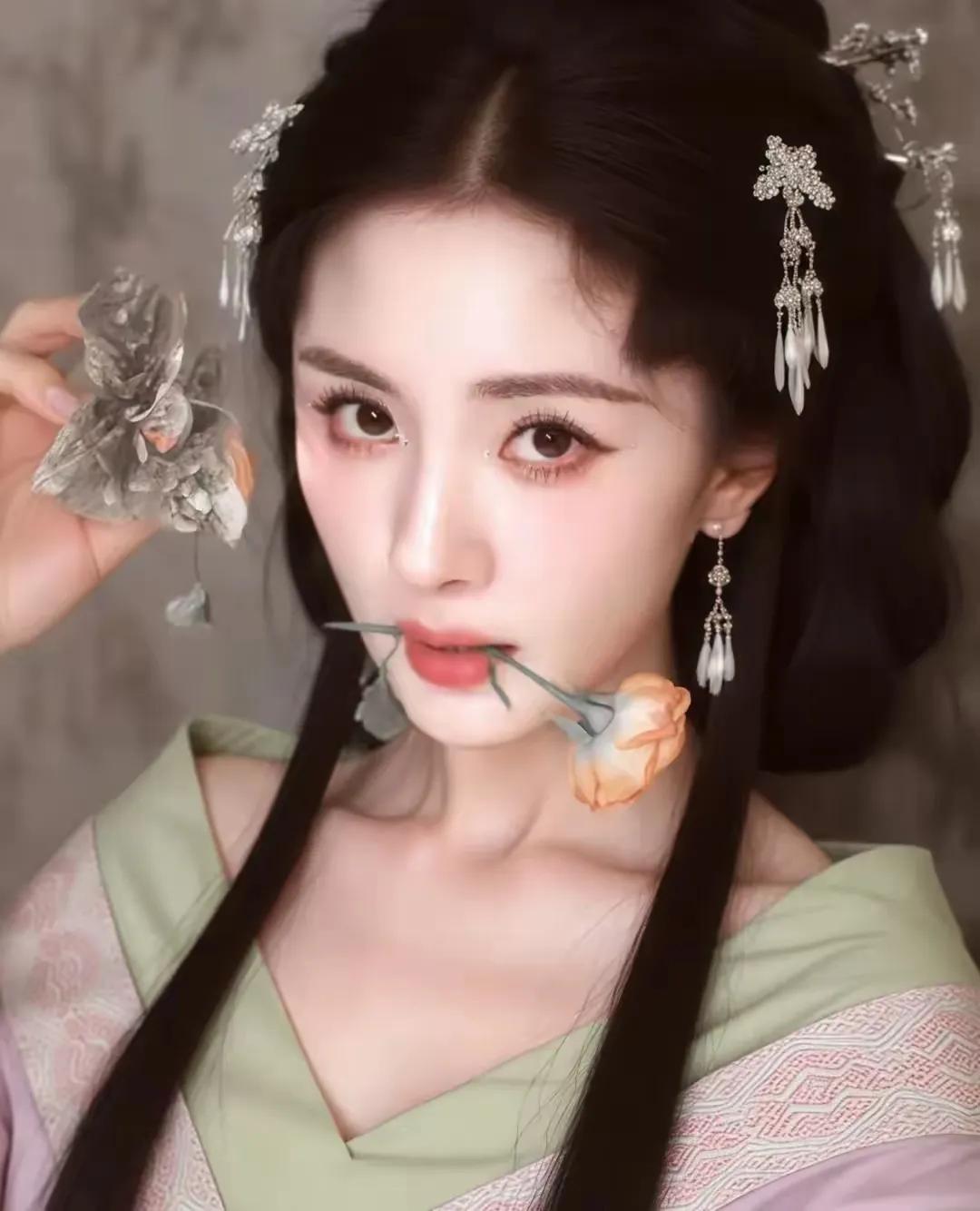 杨幂的古装造型堪称一绝，美得令人惊艳！她身着古装，一颦一笑间尽显古典韵味，或温婉