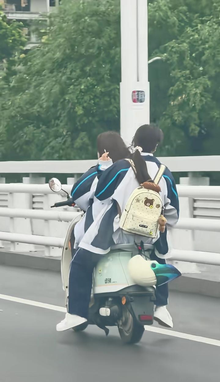 刚才路过学校门口，看到一个穿校服坐电动车的女孩抽烟，动作潇洒娴熟！