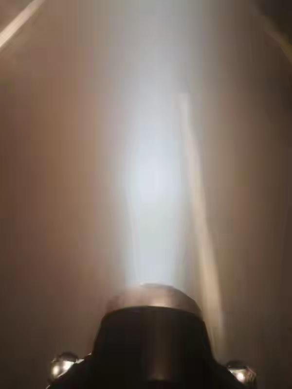 明知非法且面临罚款，为何众多摩友仍坚持加装摩托车射灯？根本原因在于原厂灯光在夜间