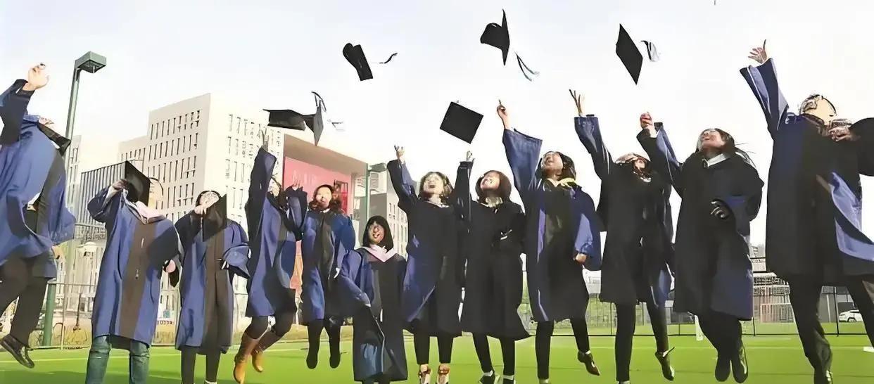 2026年考研报名人数跌到343万，比2023年峰值少了131万，学历门槛却猛涨