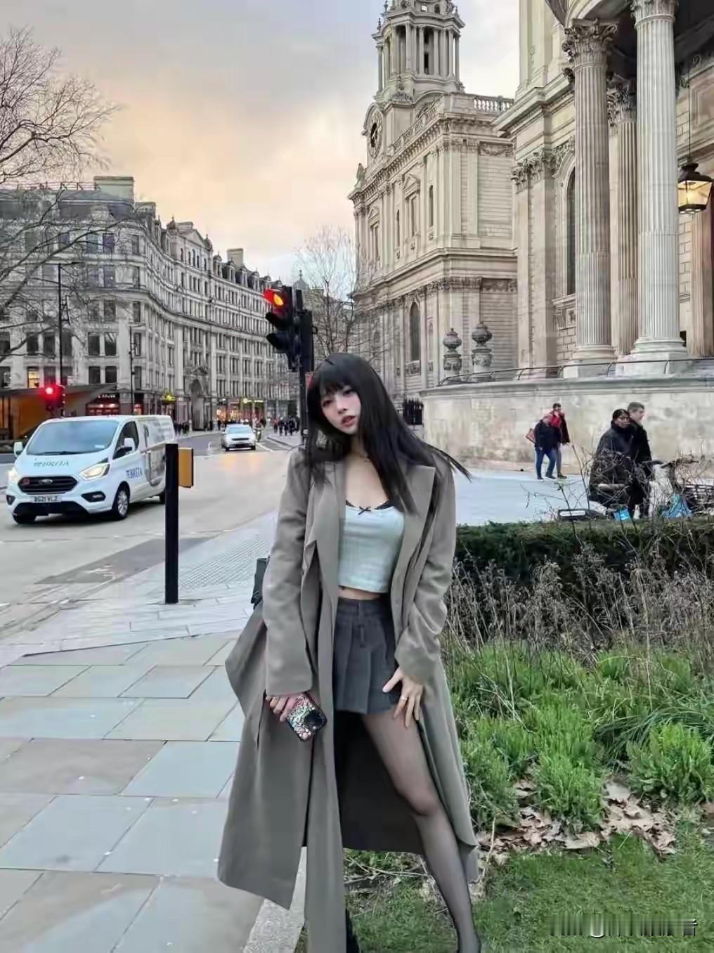 小苹果恋爱了？汪峰和葛荟婕的女儿汪曼熙，近期公开了一张男女拥抱合影照。20岁，长