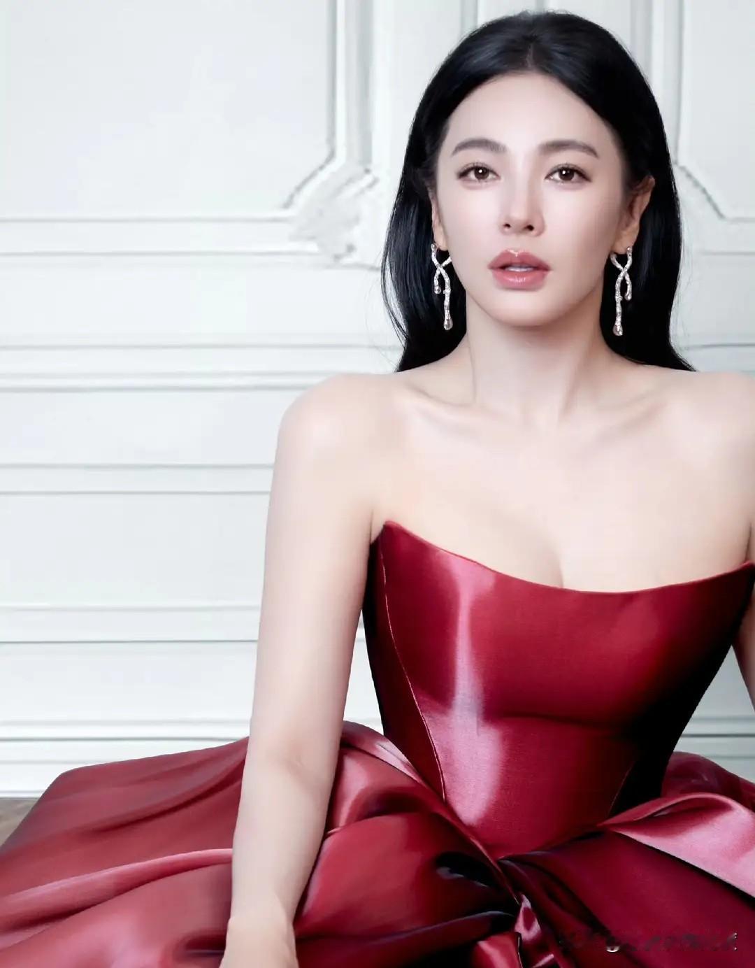 娱乐圈身材标杆又出神图！这线条谁看了不说绝？张雨绮最新亮相造型惊艳众人！一身