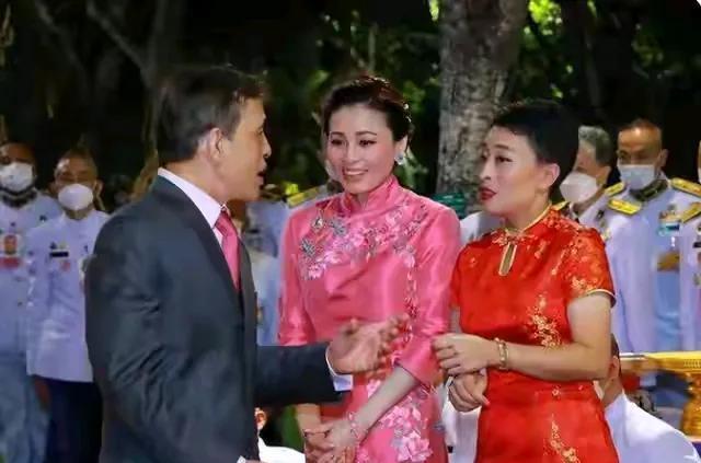 泰王面前的两个同龄女子，一个是他的女人，一个是他的女儿。苏提达王后和长公主都是1