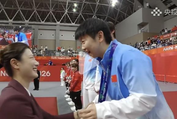 丁宁在给莎莎颁奖时，莎莎说了什么？让丁宁笑得合不拢嘴，虽然听得不是很清，但大概是