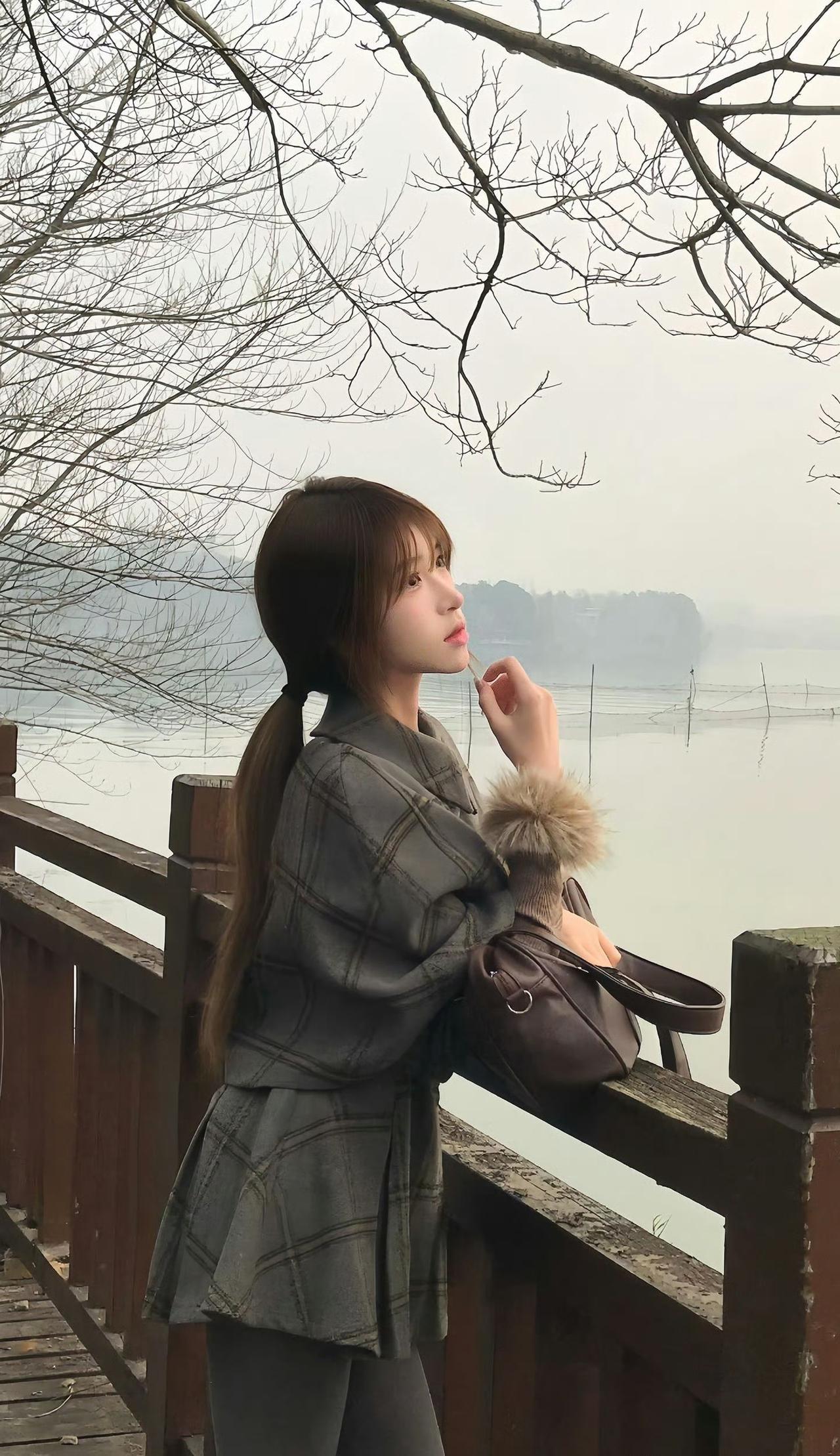 这套穿搭是温柔复古的灰调搭配，把格纹质感与毛绒细节融合。灰格纹套装自带复古温柔感