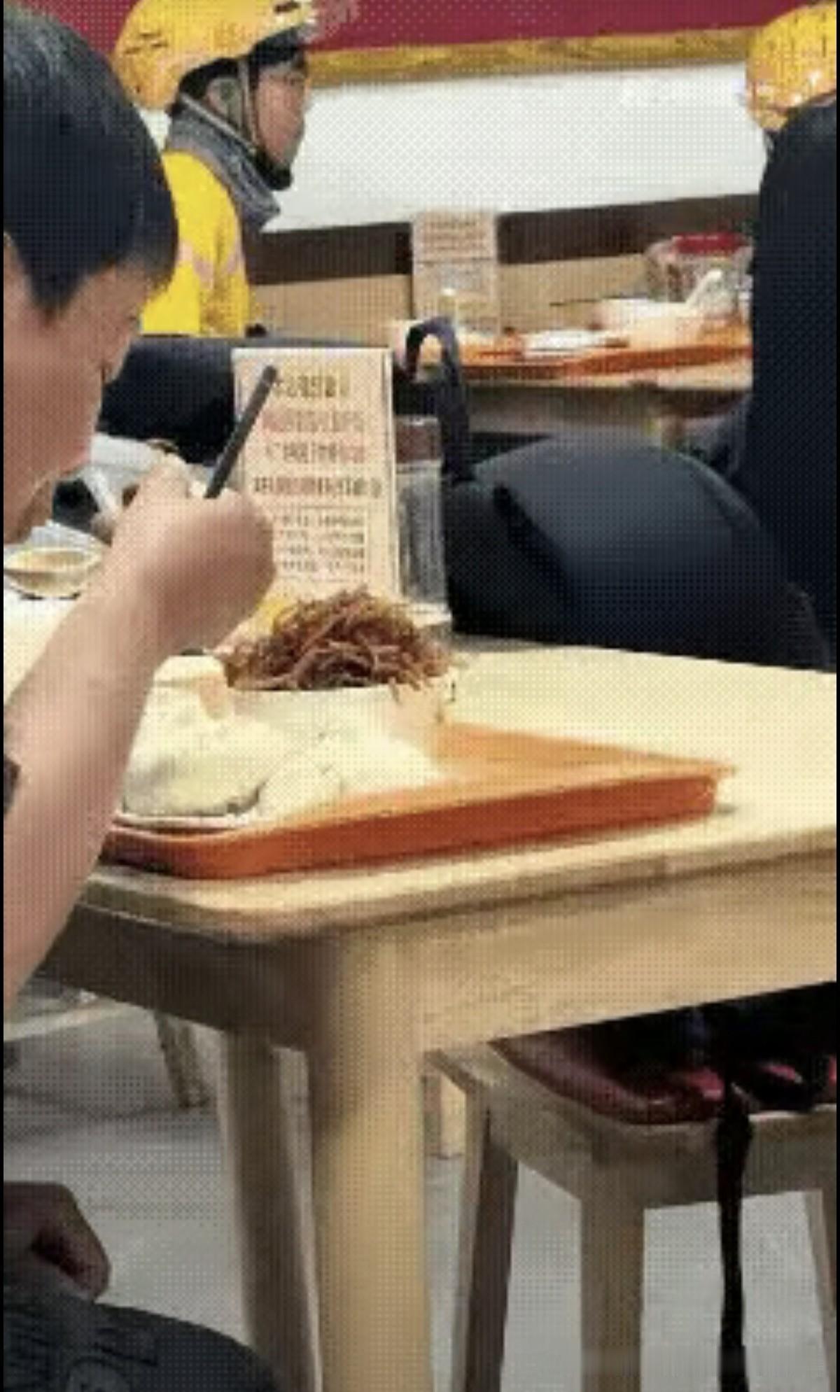 在餐馆里吃饭的时候，你说饭量大，往碗里多打点米饭，这个无可厚非。但是免费小菜，使