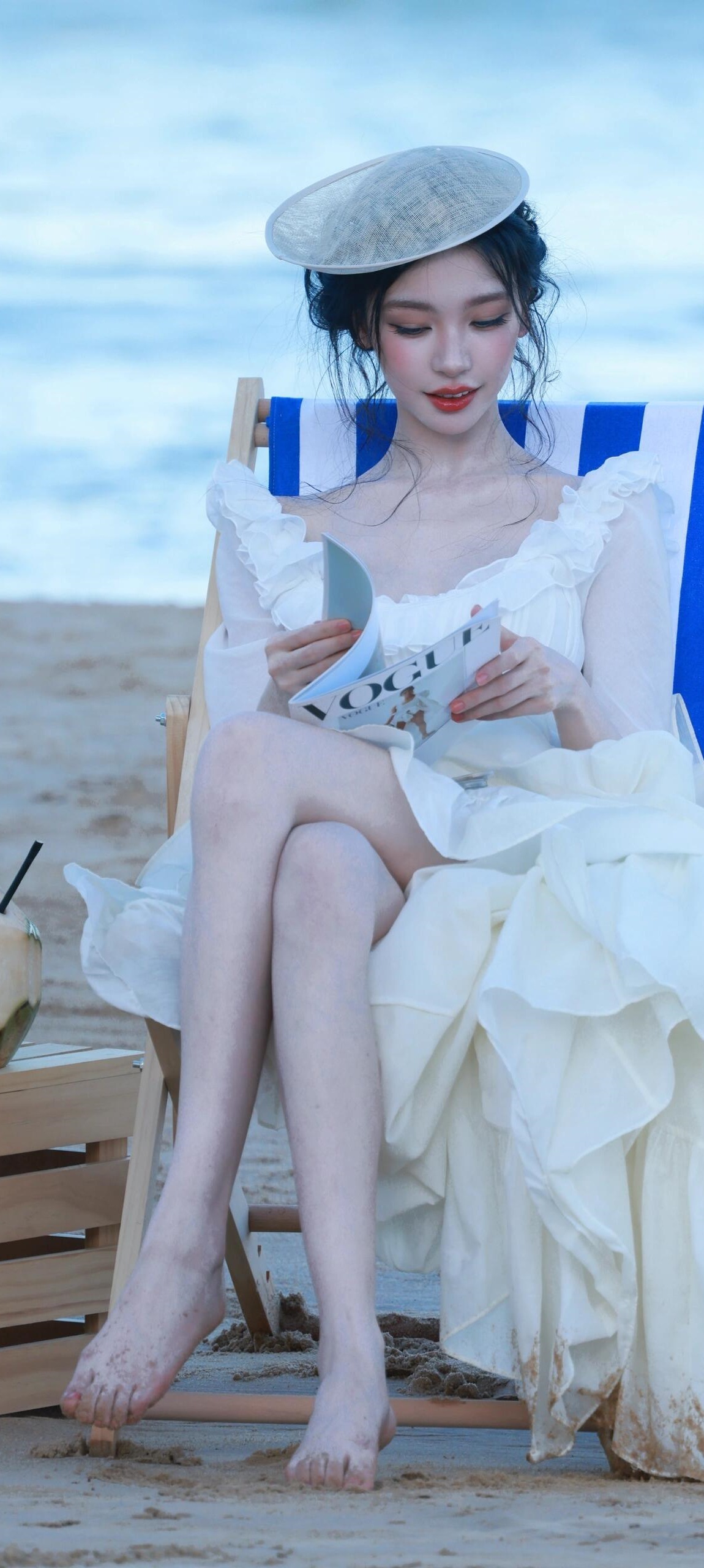 易梦玲高清全屏壁纸：白纱裙美腿写真。易梦玲