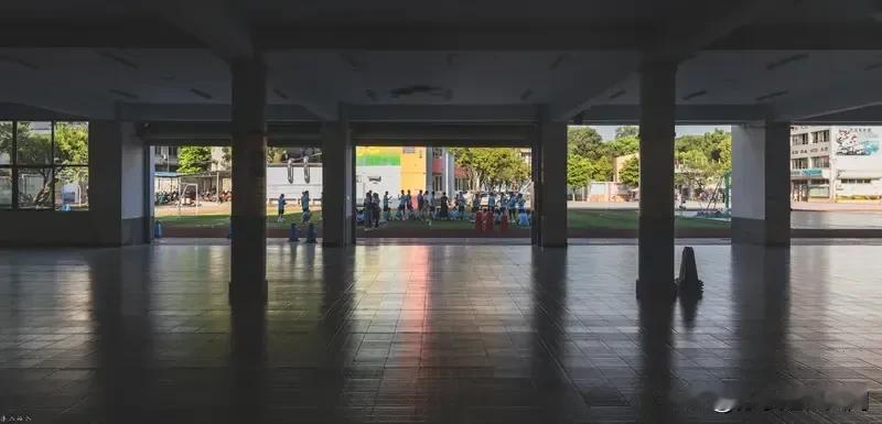 教师节家委会送礼这事，真是让人一言难尽。福建有个家委会擅自用600多元班费买防晒