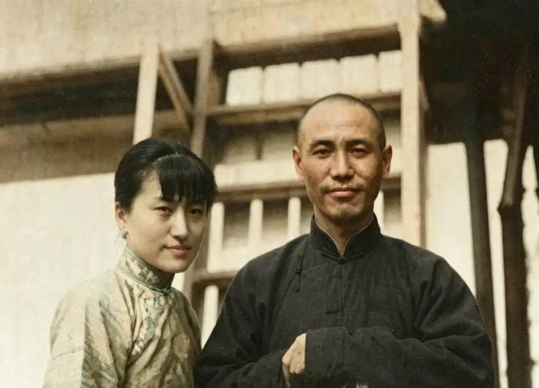 宋美龄30岁还没嫁出去，在旁人眼里已经算“老姑娘”了。宋霭龄一心想让妹妹嫁给蒋介石，但当时蒋介石已经