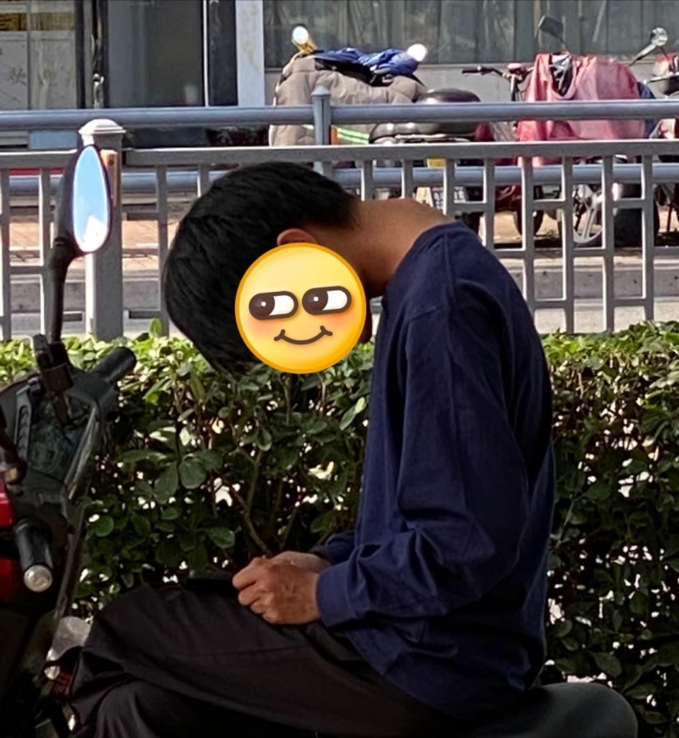 好吓人，脖子反弓成这样了，所有人马上自我纠正，抬起头看手机！​