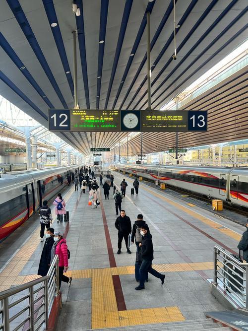 春运首日走进北京西站，最直观感受是智慧与温情兼具的新变化。智能问询机器人、刷证查