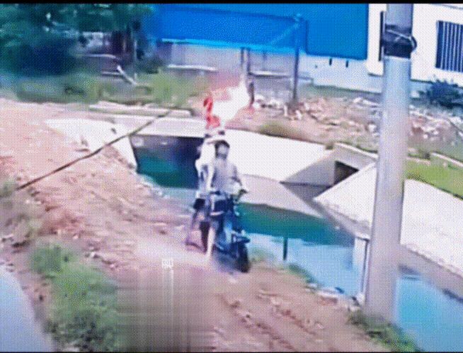 电击！😡肌肉强直，非常典型！河、岸边、电线杆、二轮摩托、两个小男孩，
