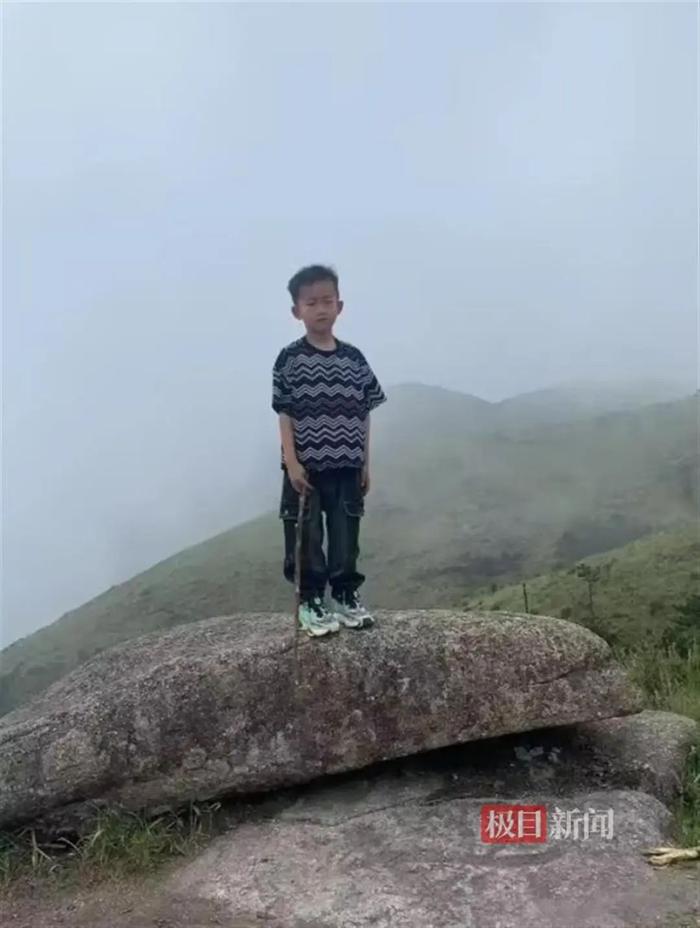 8岁男童在1800米山顶失踪，已搜寻两天没有下落，游客意外拍