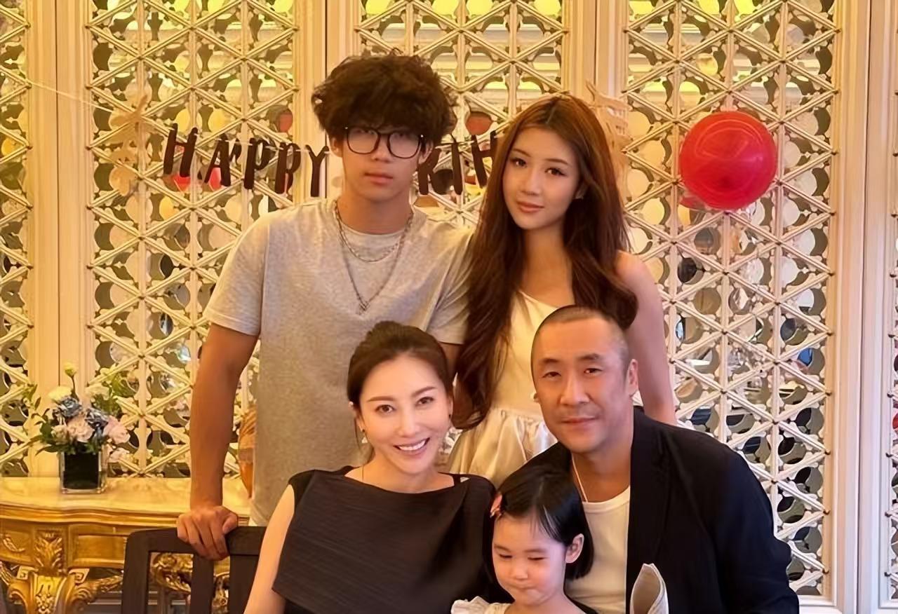 章子怡的侄子侄女也太像她了吧？章子怡的哥哥章子男嫂嫂殷旭和父母儿女一起庆祝结婚