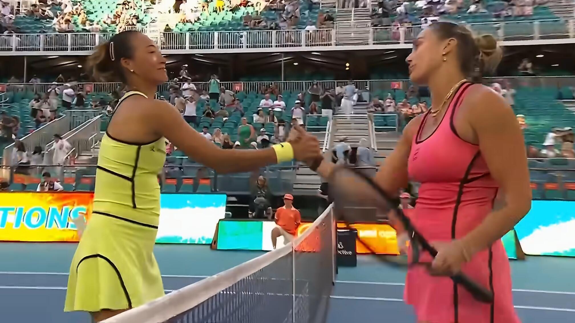 遗憾止步！郑钦文第二盘拼到最后，仍不敌萨|||迈阿密站第四轮焦点战，郑钦文对阵世