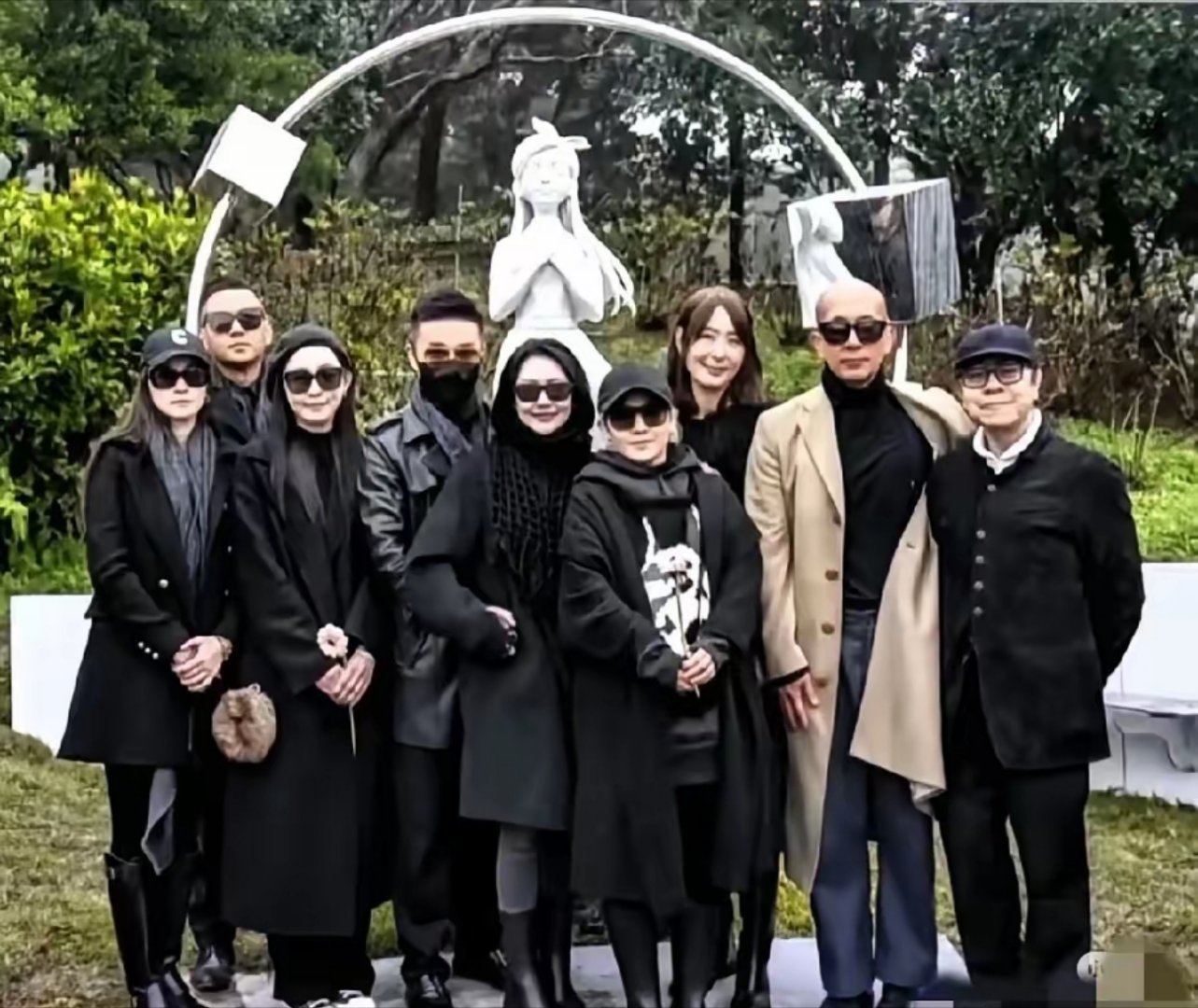 小S怒斥造谣者大S雕像揭幕仪式后，S妈与具俊晔亲密相拥，画面温馨。不料台媒爆料，