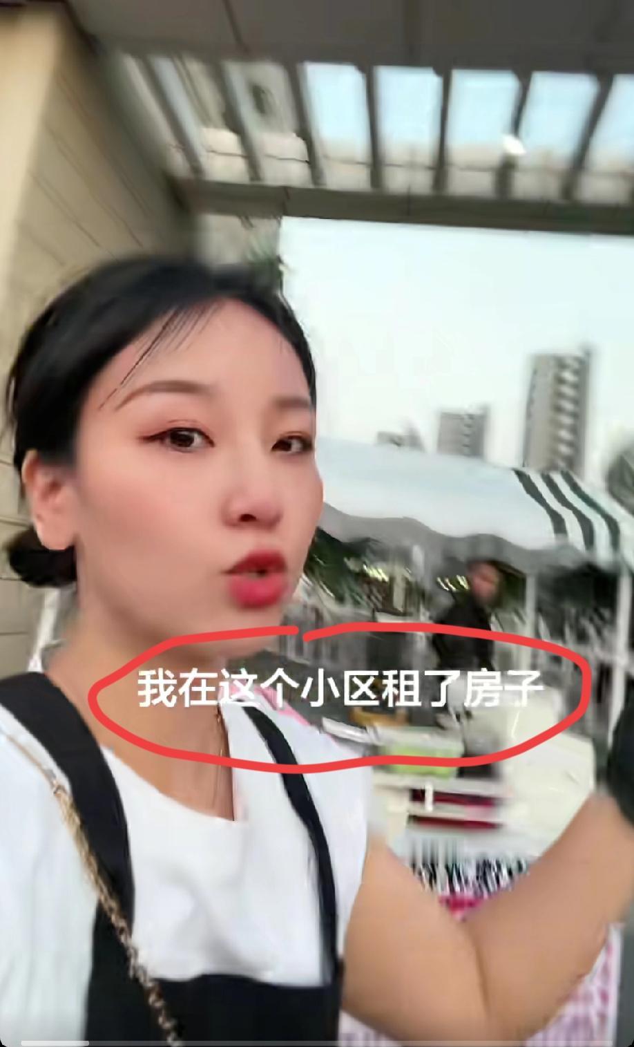 浙江嘉兴。美女发视频控诉物业人员不让她谋生的推车进入小区，理由是她不是业主，只是