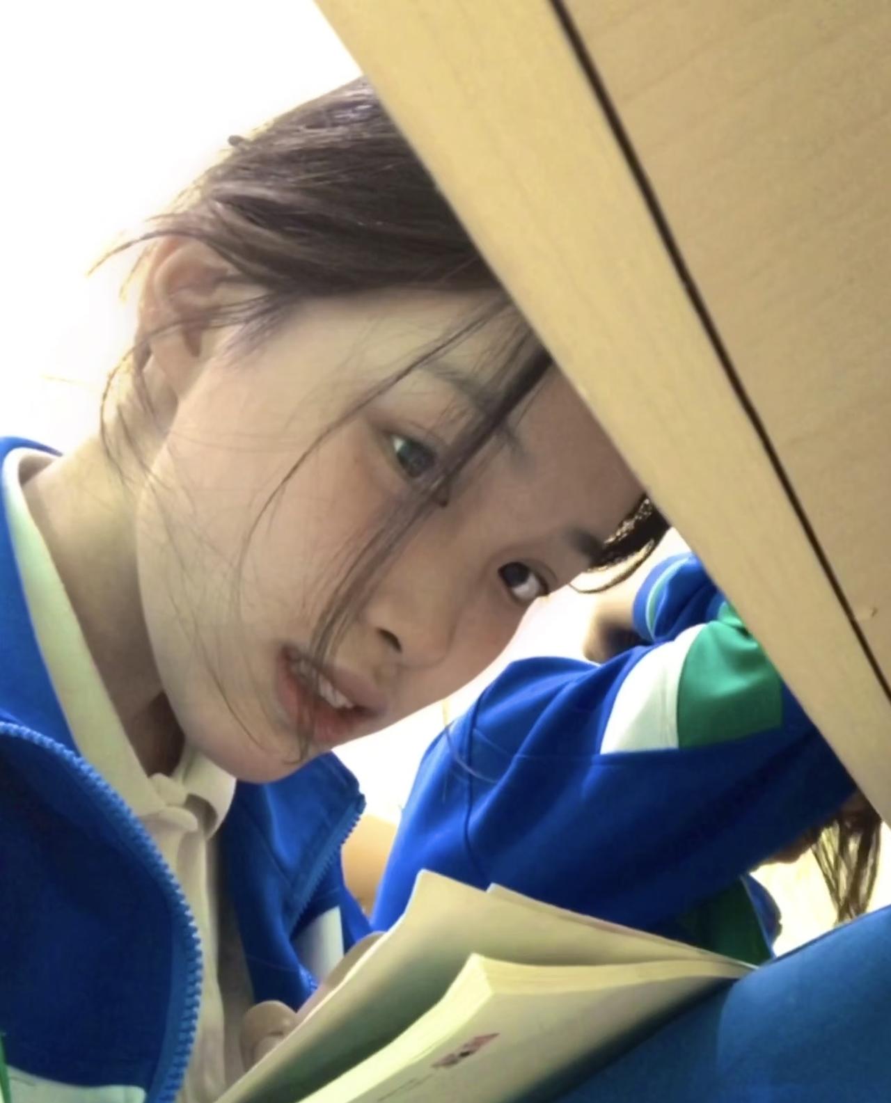 我的高中女孩（二）女孩总爱把橡皮放在桌角。每次她的胳膊肘不小心把橡皮碰掉，不