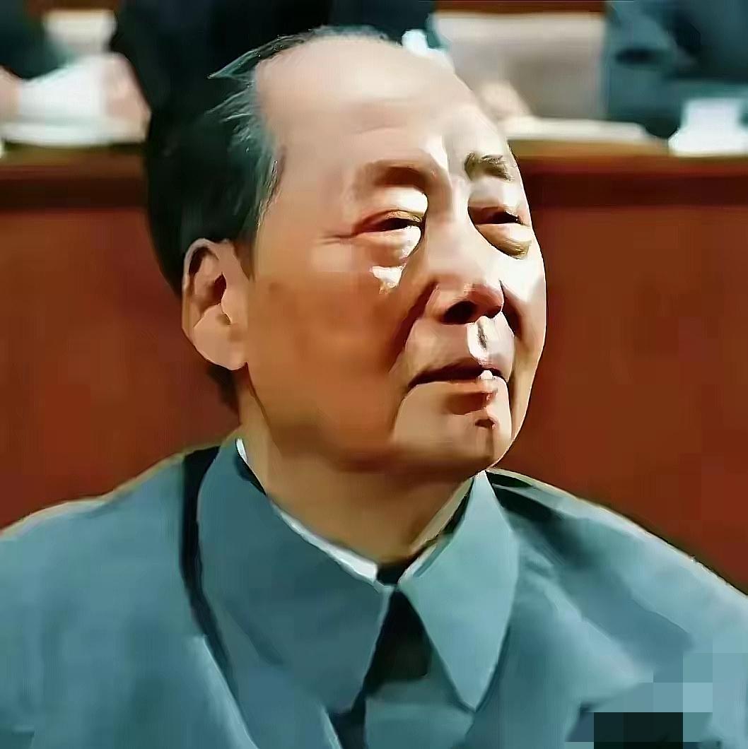 经常看到毛主席的照片里那慈祥一笑,亲切又爽朗,像道暖光戳进心里!可偶尔也能瞥见他