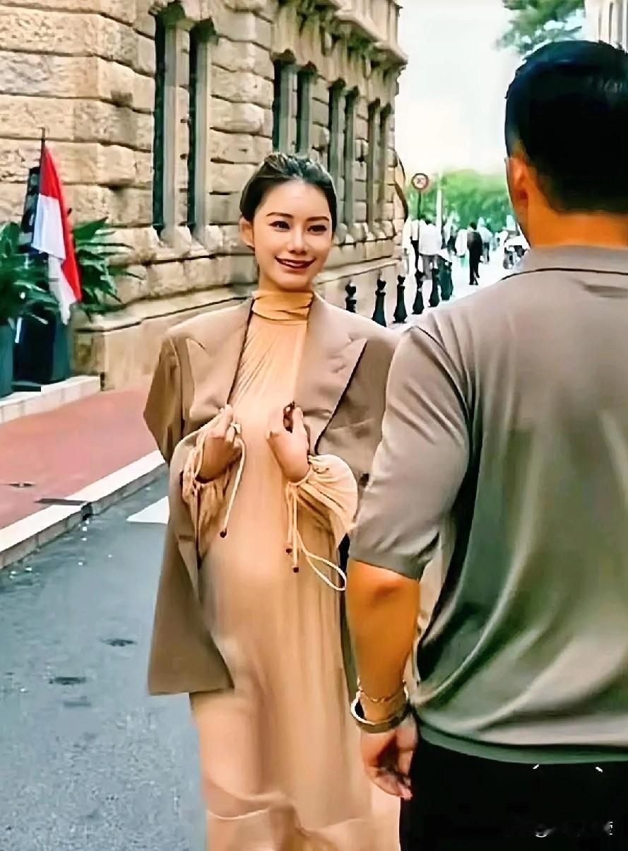 有人祝福张兰又要当奶奶了,张兰肯定欢喜不已,张兰这次也没藏着掖着,连声说“谢谢,