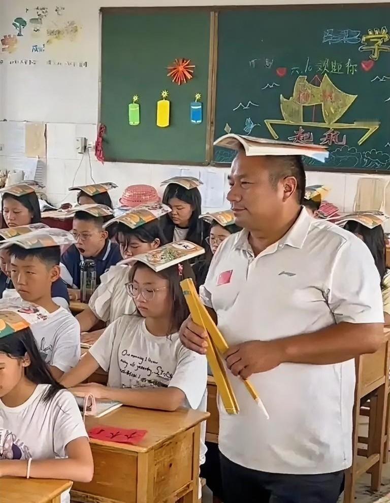 老谷，我们那小学六年级的班主任，那可真是个人物，教书都二十几年了，经验老到得很，