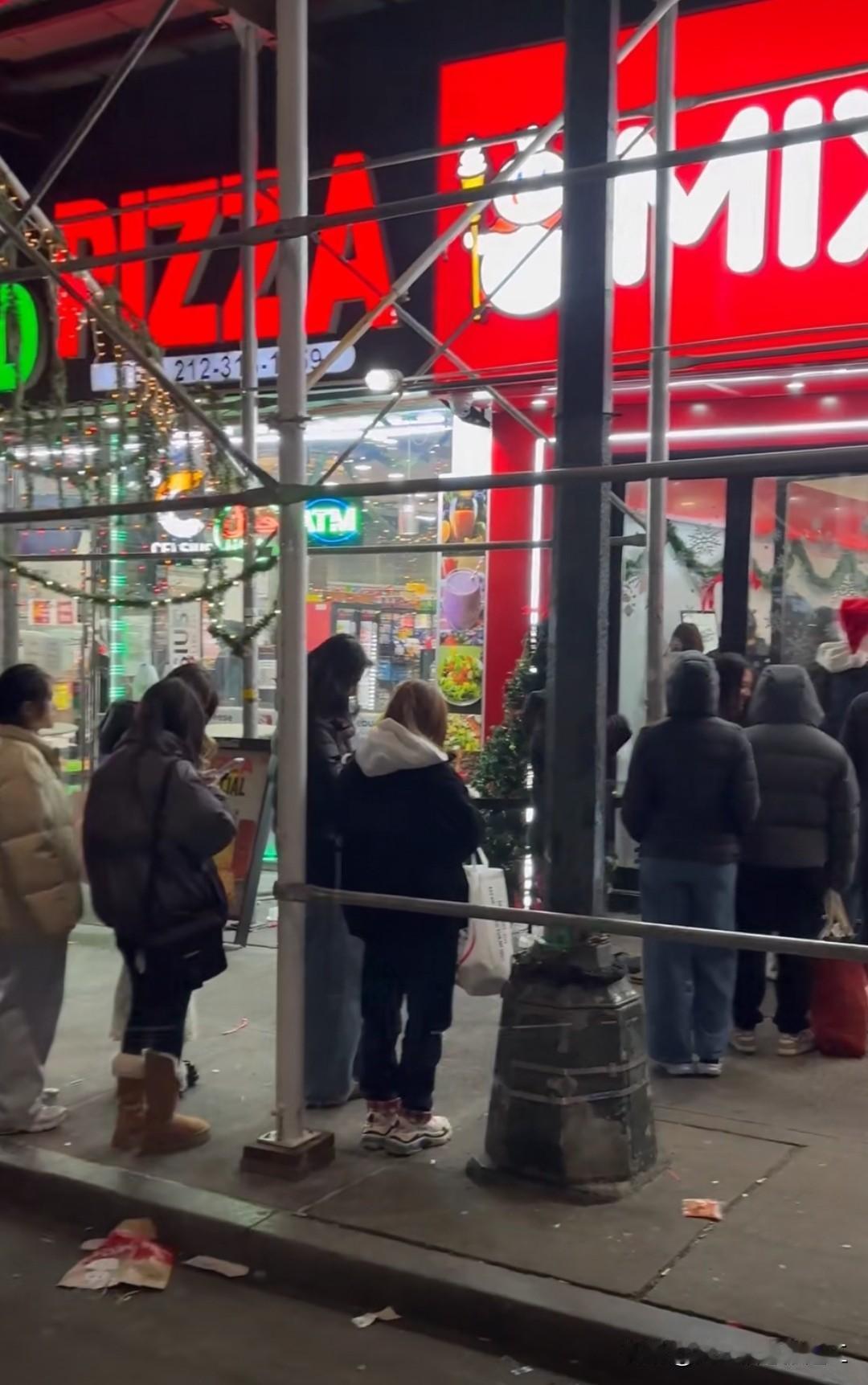 纽约街拍博主WalksWallstreet说：“蜜雪冰城在纽约开设首家门店，队伍