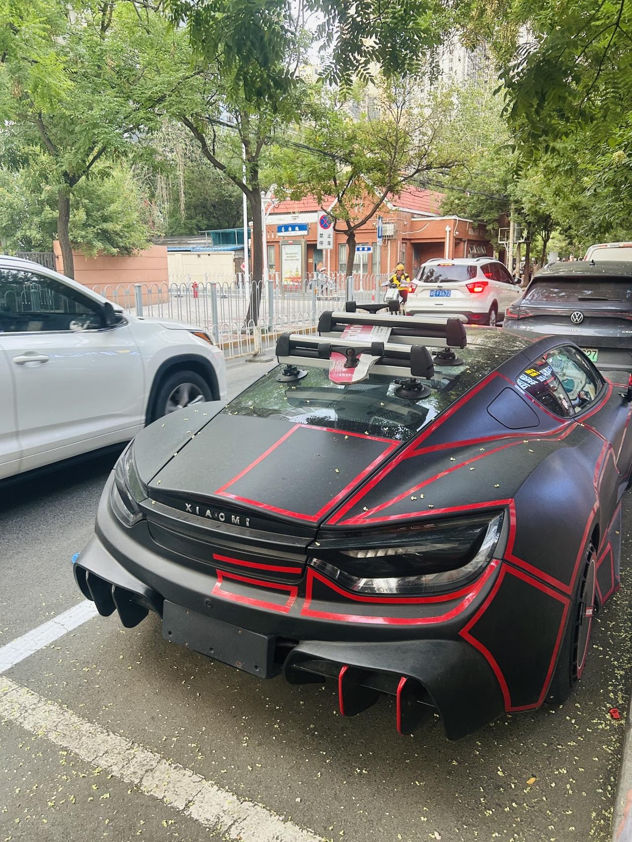 小米又出新车了街上看到挺奇怪的一辆车，是小米真的出新车了吗，看着还挺酷炫的