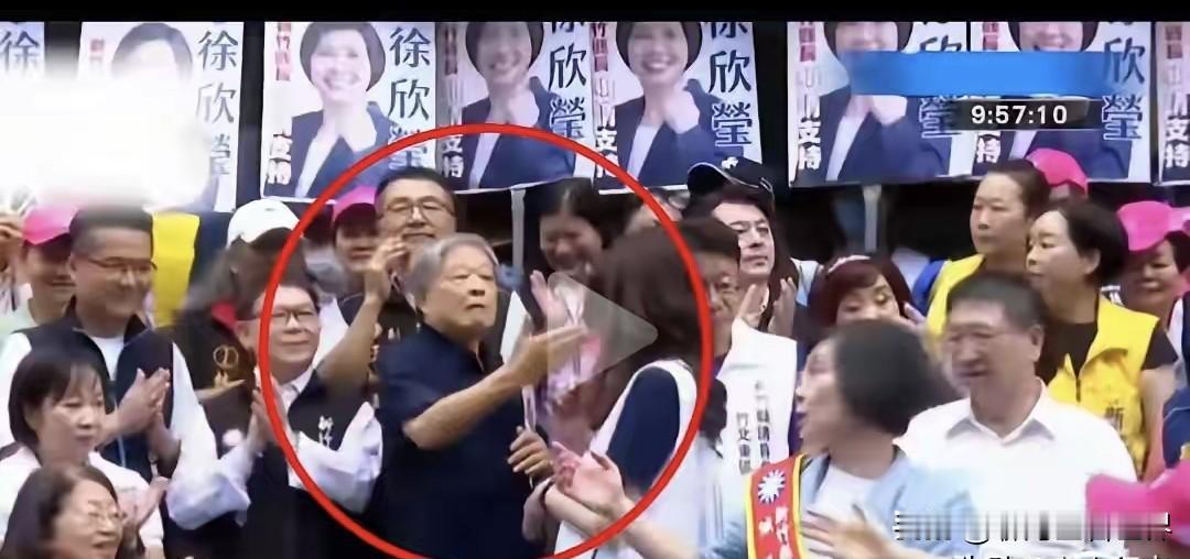 范振宗这一巴掌下来，还好郑丽文闪躲了，没有打中郑丽文！郑丽文借机握着新竹老县长的