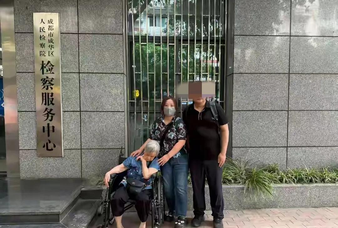 四川成都，女子把母亲送去养老院养老，并告知他们，母亲无完全行为能力，不得独自或被