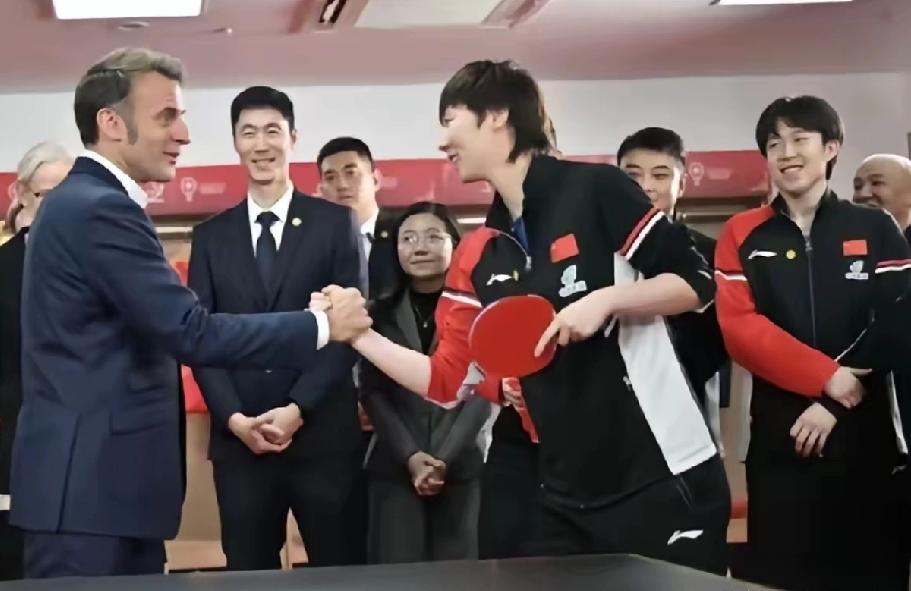 这下瞒不住了，全国人民都知道了法国总统马克龙访华成都期间，观看了国际乒联混合