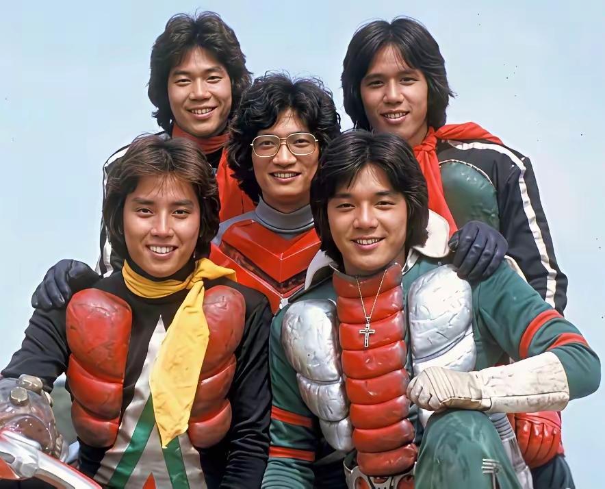 温拿乐队五人年轻时的模样，哪位最帅？