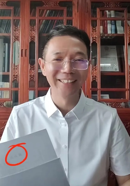 李圣律师，终于面露出开心的笑脸了！盼星星盼月亮，整整熬了5年啊！李律终于收到