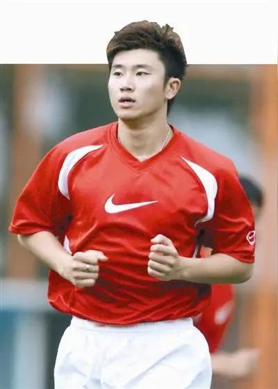 周海滨，鲁能足校教练，被中国足协上调到国足∪14队教练员。本是一项很普通的调令，