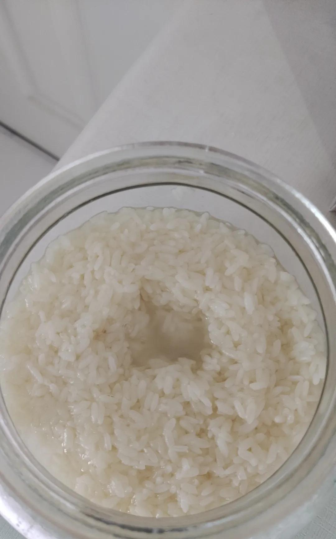 这个倒是挺神奇的，糯米蒸出来常温放两三天肯定会坏，现在温度是30度，但是加上酒曲