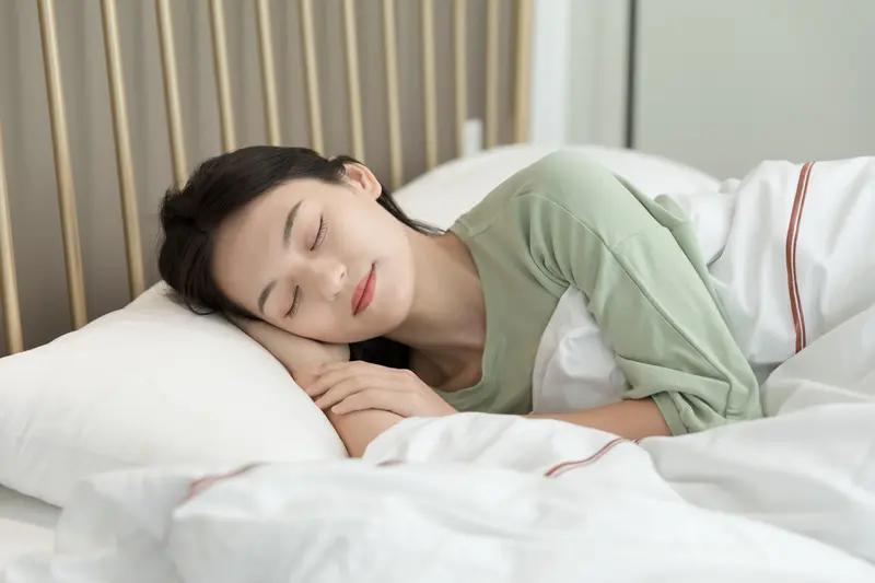 睡的少和睡的晚哪个对身体伤害大？睡得少和睡得晚均伤身，但睡得晚（生物钟紊乱）长