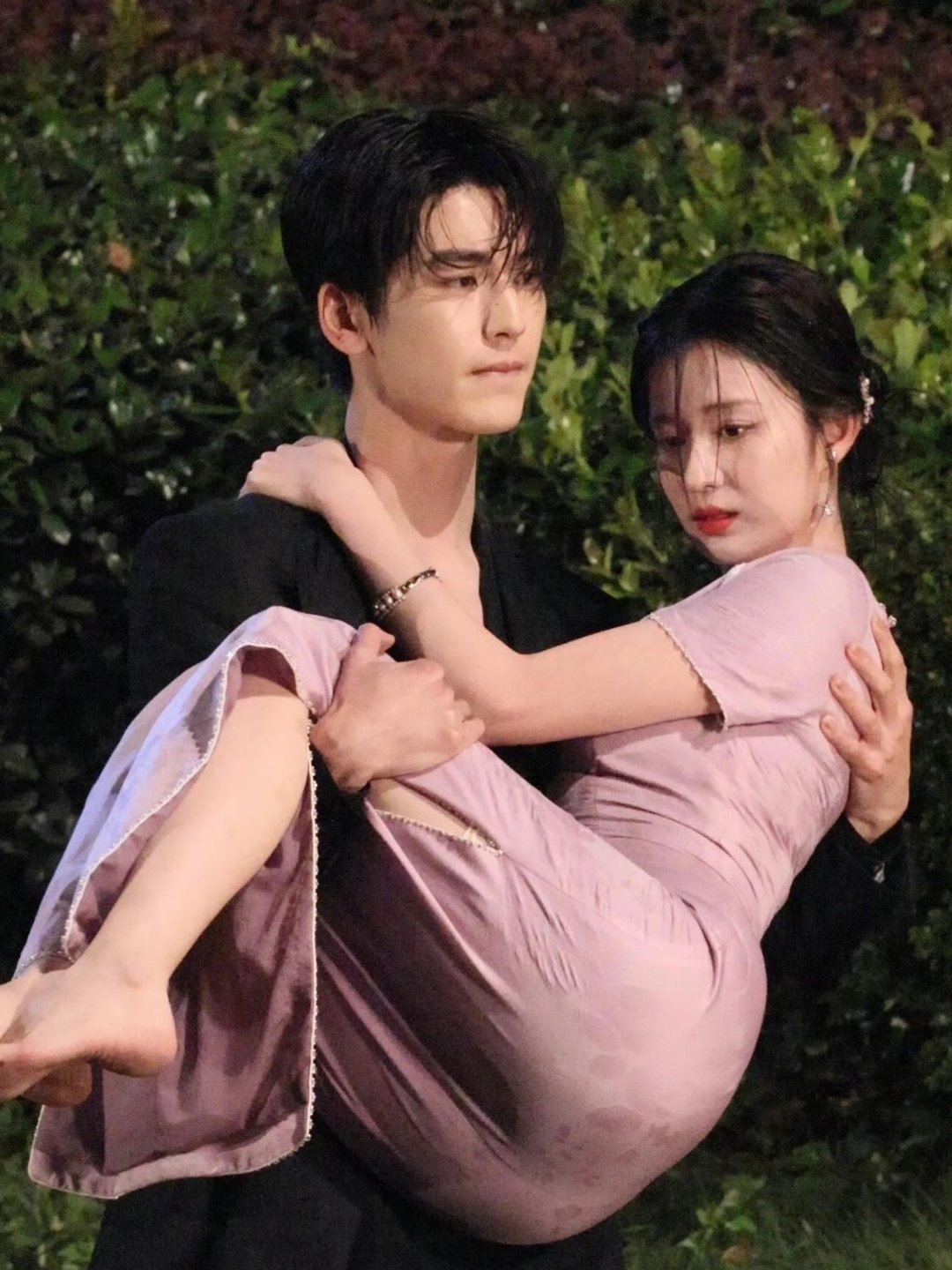 王楚然折成这样了肚子没挤出一丝肉“白眼女神”王楚然在新剧《这一秒过火》拍摄中，