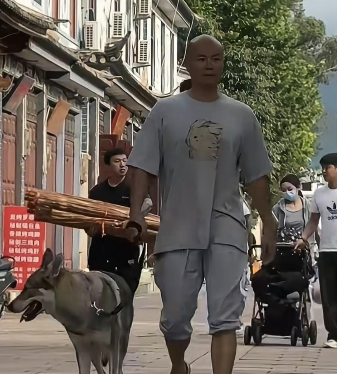 8月8号那天，乐嘉在云南小镇遛狗的视频突然冒了出来。这哥们当年红透半边天，现在