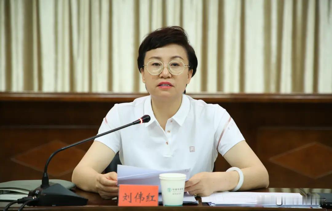 刘伟红被带走调查，传闻多日的靴子终于落地。此前一个多月，刘伟红已经鲜有露面，缺席