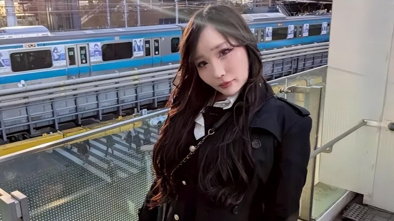 日本33岁女子役满罗自爆亲身经历：她从小被亲妈嫌弃虐待，17岁没成年就被逼着靠特