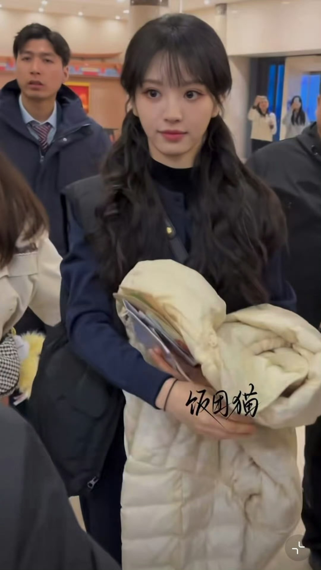 hi6下班给粉丝敬礼的田曦薇